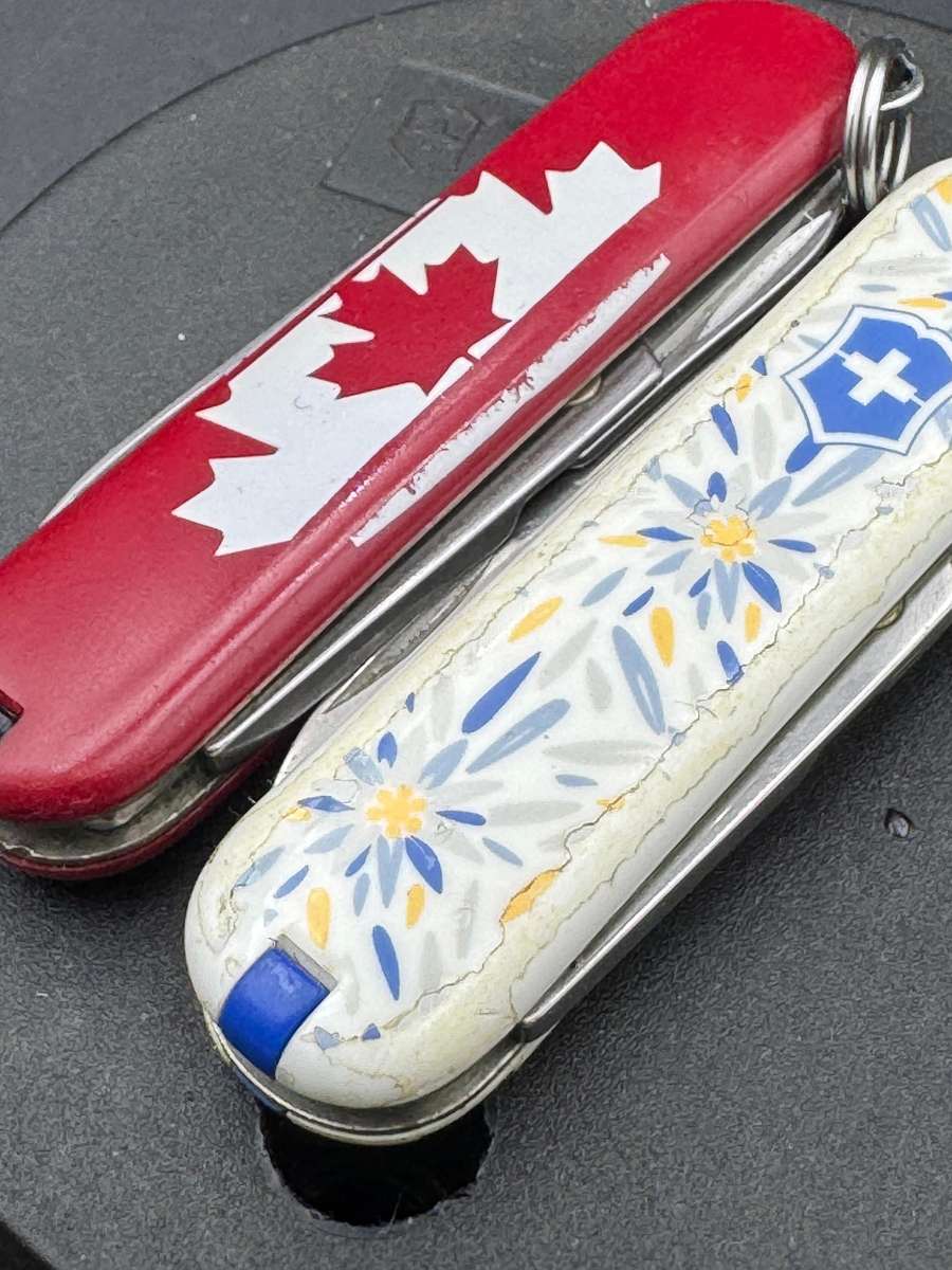 Victorinox Classic  LTD +SD Red