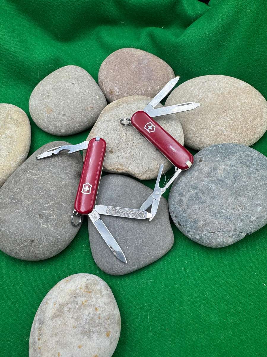 Victorinox Classic  x 2