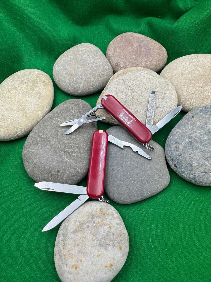 Victorinox Classic  x 2