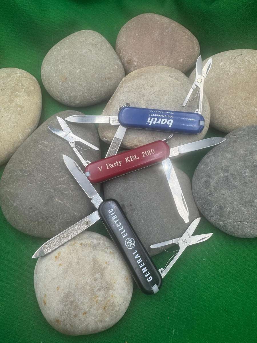 Victorinox Classic  x 3