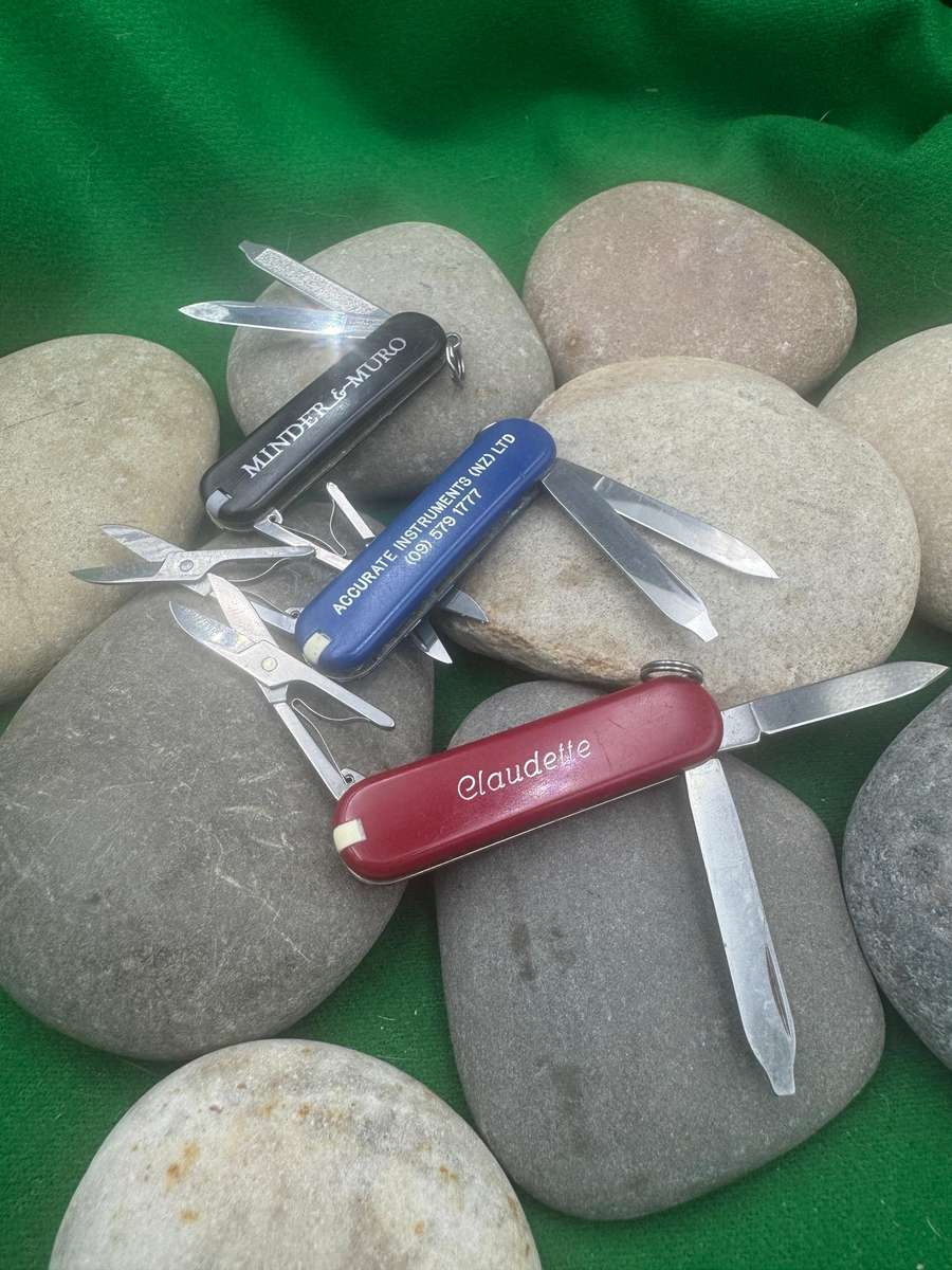 Victorinox Classic  x 3