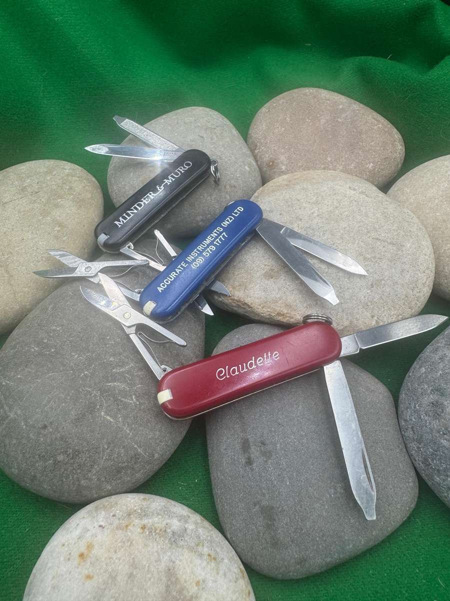 Victorinox Classic  x 3