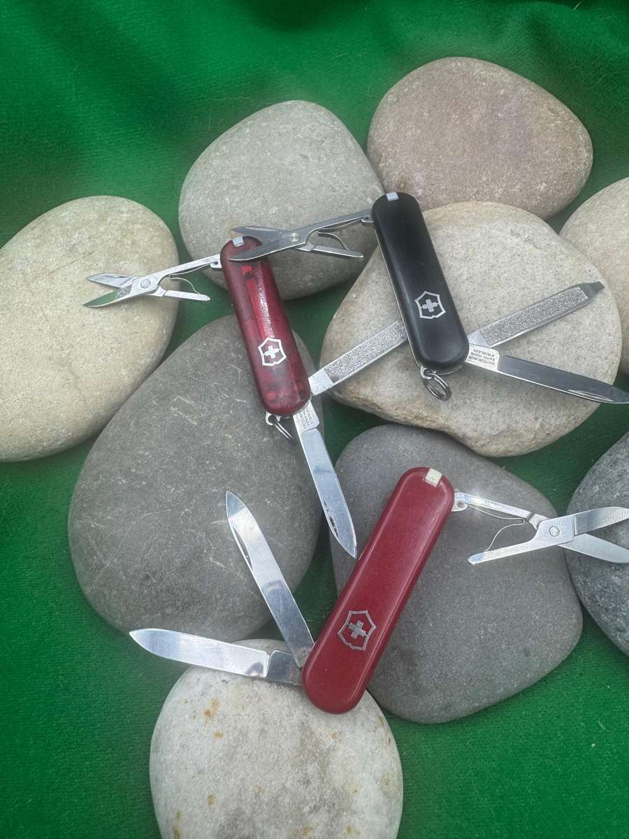 Victorinox Classic  x 3