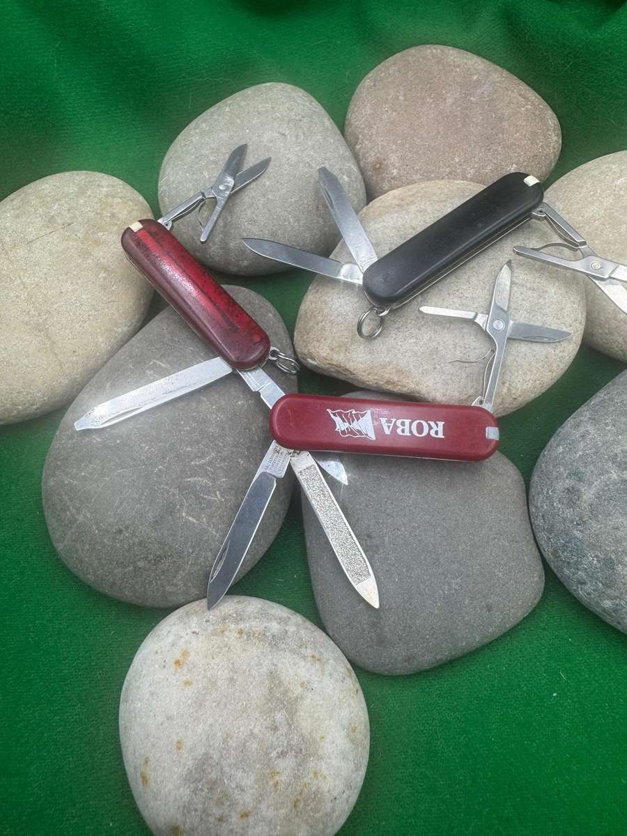 Victorinox Classic  x 3