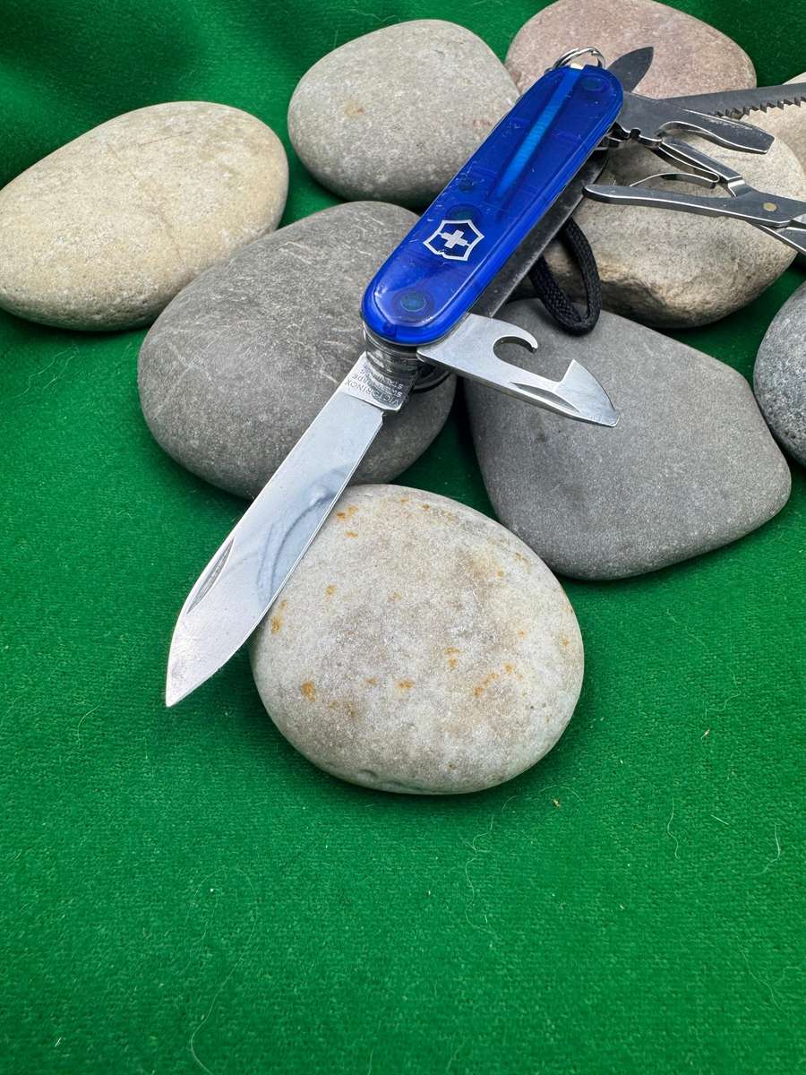 Victorinox Huntsman Trans Blue Scale