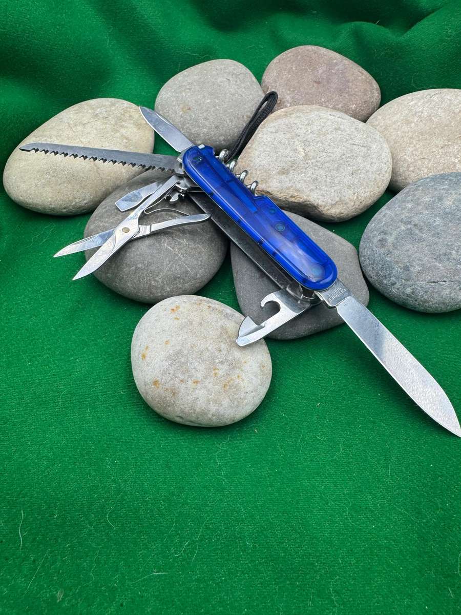 Victorinox Huntsman Trans Blue Scale