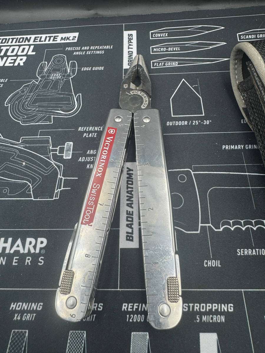 Victorinox Multitool + Pouch