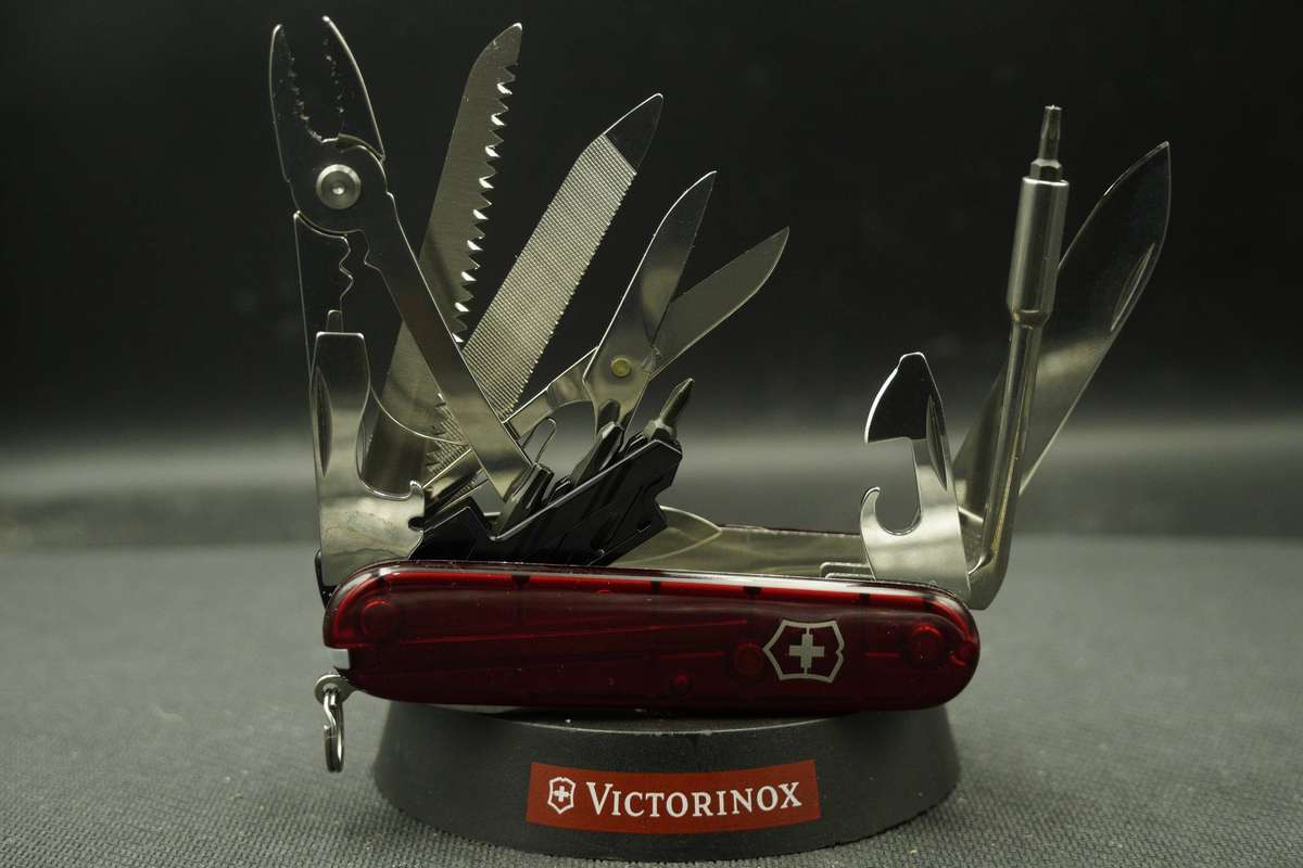 Victorinox CyberTool L- Transparent Red