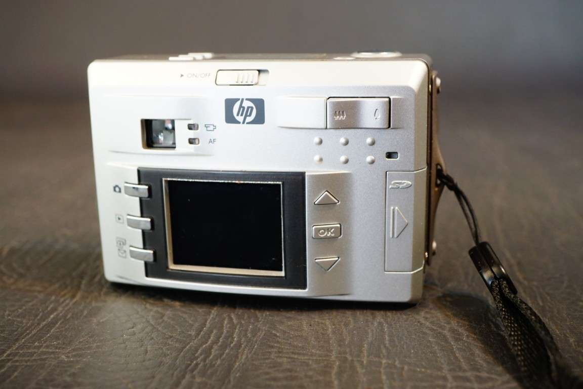 HP Photosmart 735 3.2MP Compact Digital Camera uses AA batteries **Good Condition**
