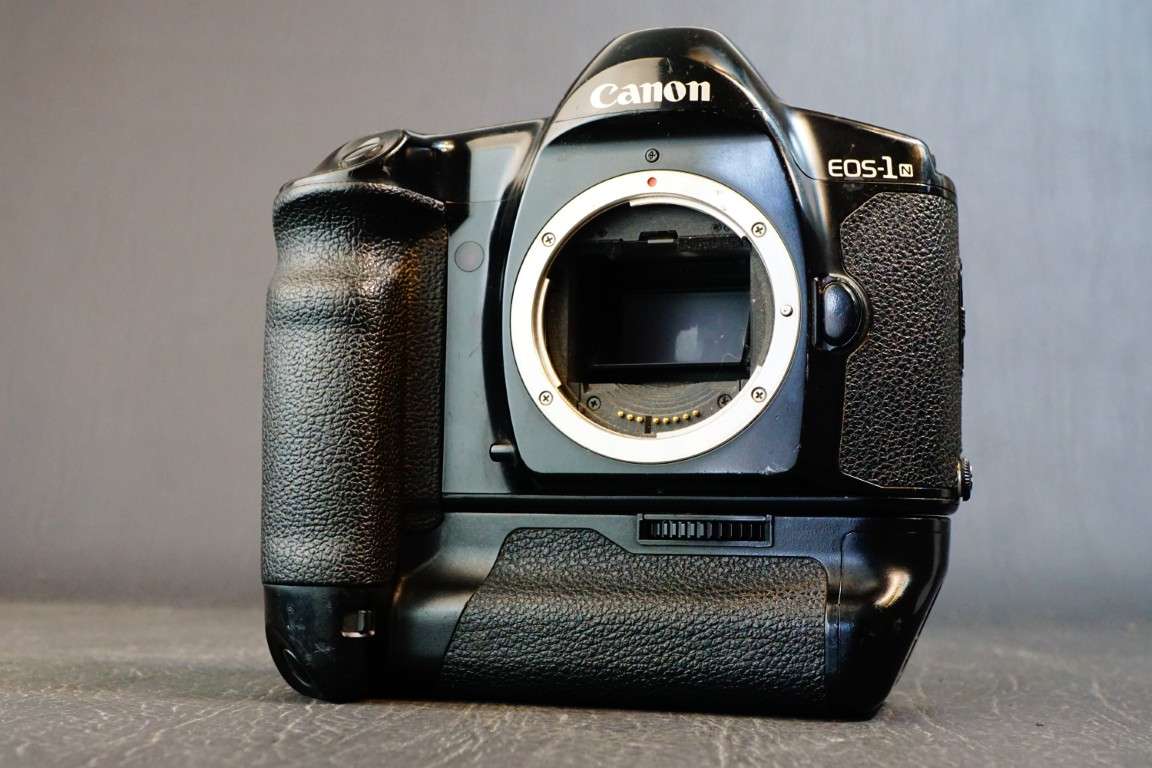 Canon EOS 1n 35mm SLR Film Camera with Canon E1 Battery Grip  **Good Condition**
