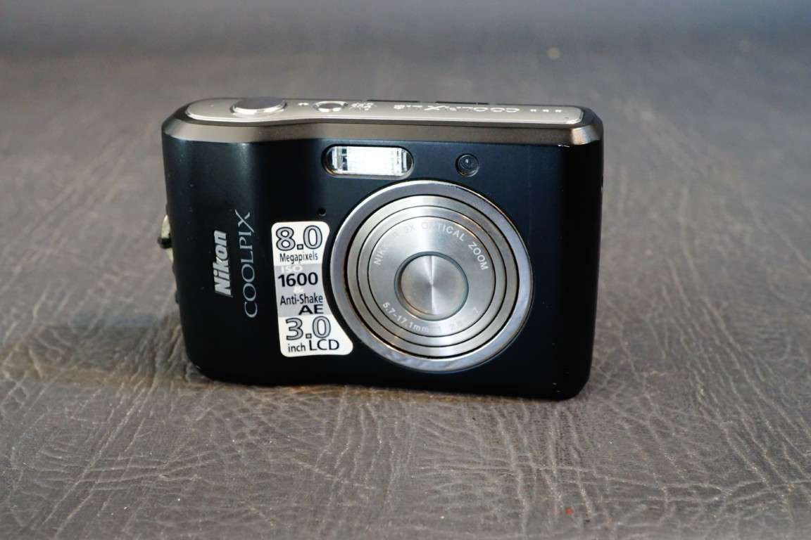Nikon COOLPIX L18 8.0MP Compact Digital Camera Uses AA Batteries **Great Condition**