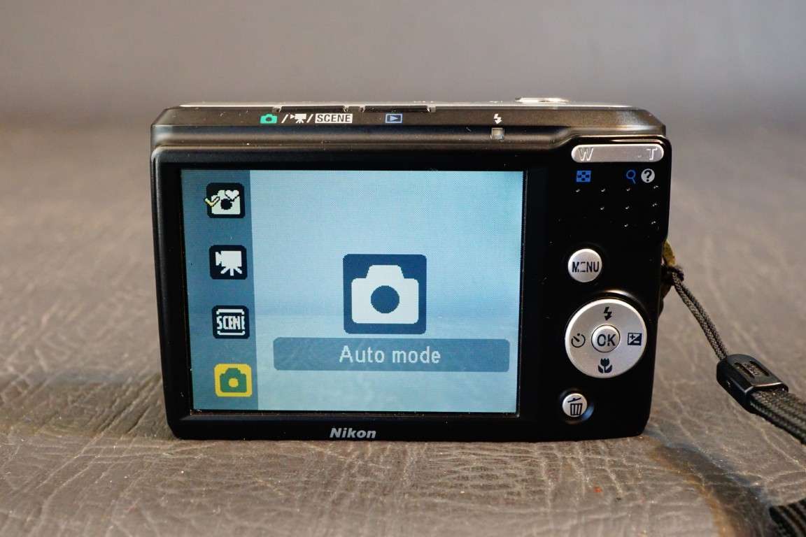 Nikon COOLPIX L18 8.0MP Compact Digital Camera Uses AA Batteries **Great Condition**