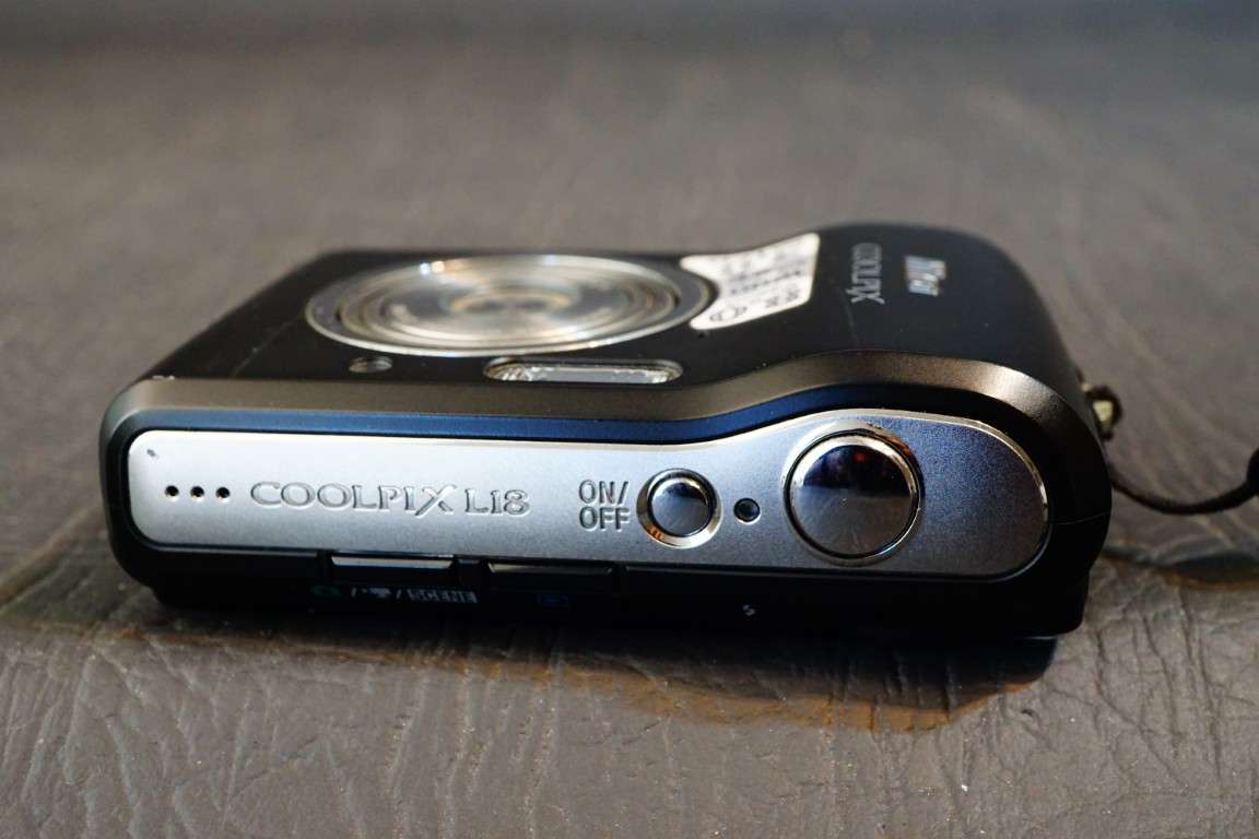 Nikon COOLPIX L18 8.0MP Compact Digital Camera Uses AA Batteries **Great Condition**