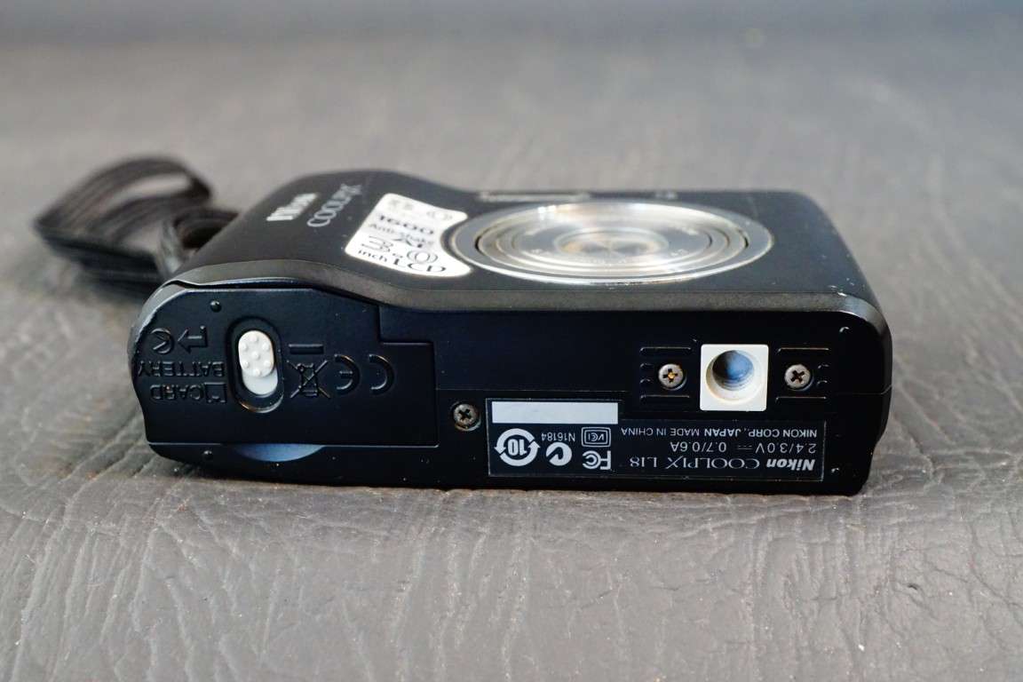 Nikon COOLPIX L18 8.0MP Compact Digital Camera Uses AA Batteries **Great Condition**
