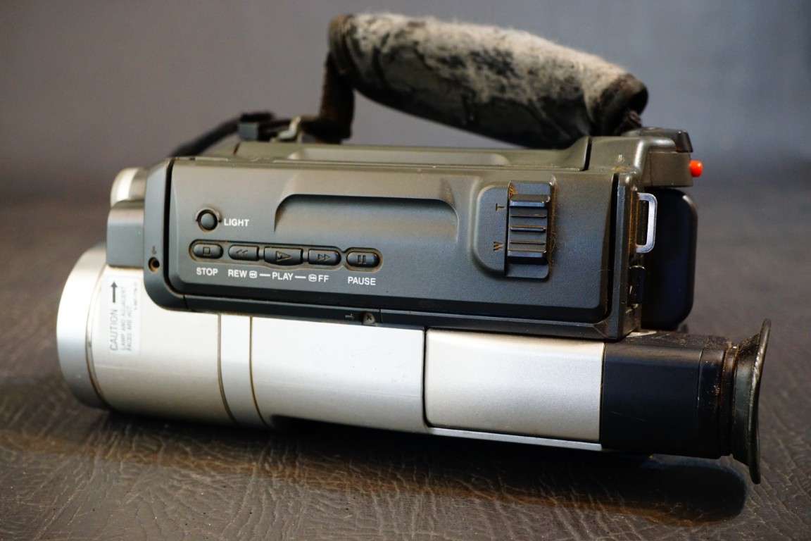 Sony CCD-TRV408E Hi8 Tape Digital Video Camera HANDYCAM Camcorder **Great Condition**