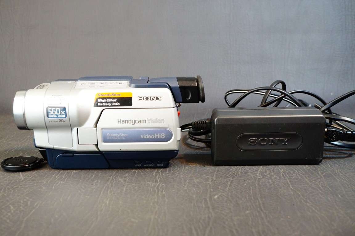 Sony CCD-TRV418E Hi8 Tape Digital Video Camera HANDYCAM Camcorder **Great Condition**