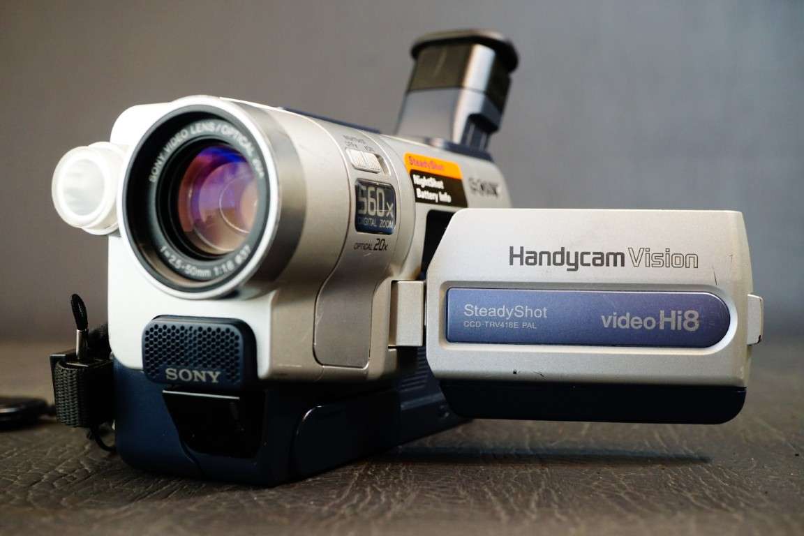 Sony CCD-TRV418E Hi8 Tape Digital Video Camera HANDYCAM Camcorder **Great Condition**