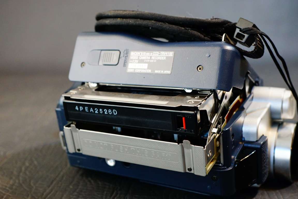 Sony CCD-TRV418E Hi8 Tape Digital Video Camera HANDYCAM Camcorder **Great Condition**