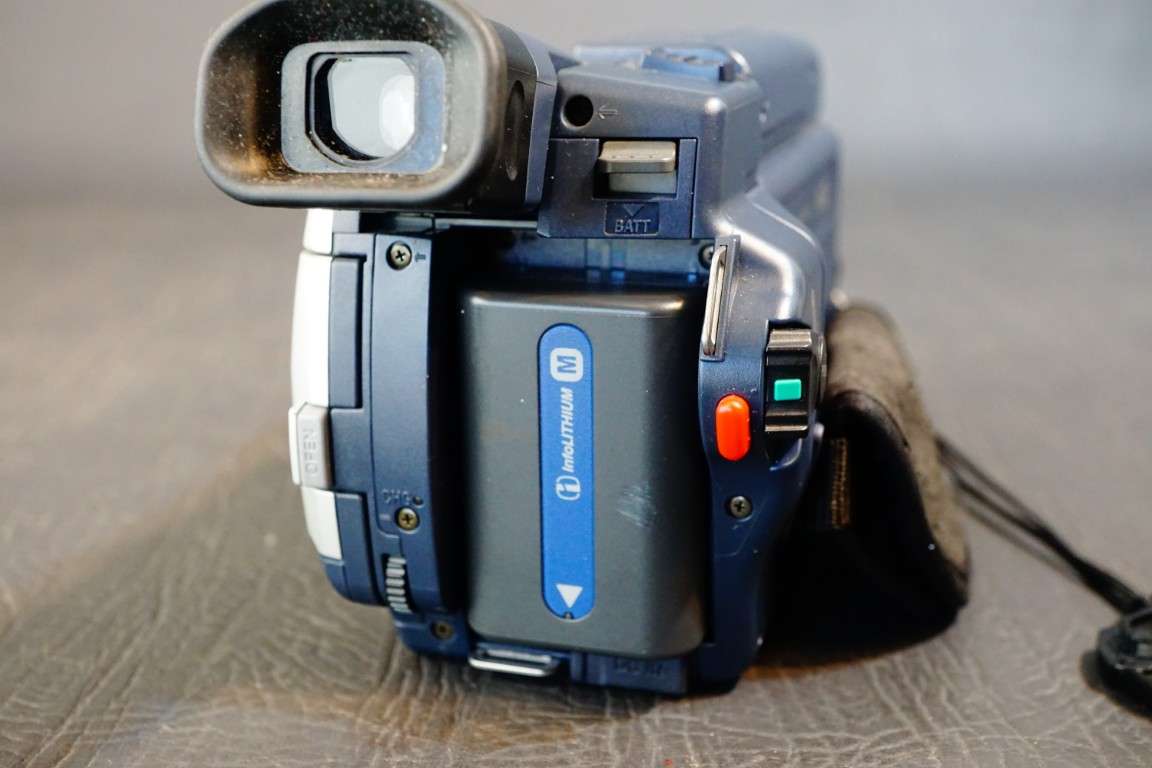 Sony CCD-TRV418E Hi8 Tape Digital Video Camera HANDYCAM Camcorder **Great Condition**