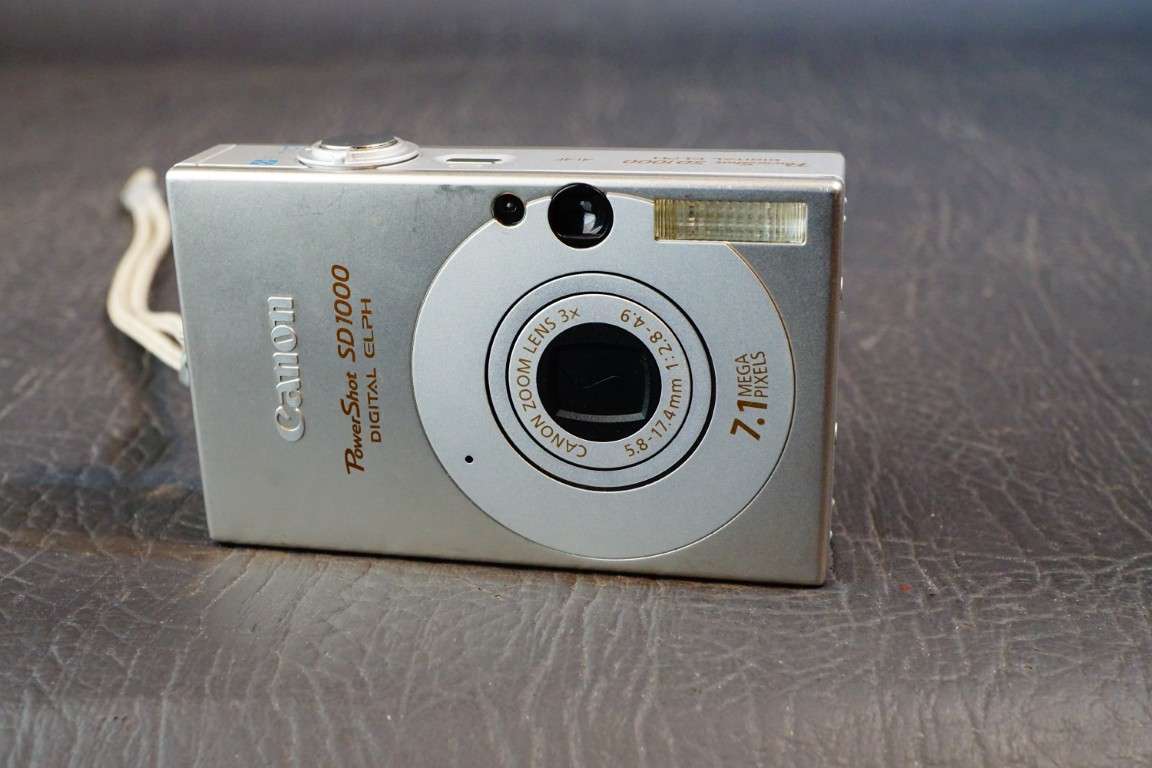 Canon PowerShot SD100 Digital ELPH 7.1MP Compact Digital Camera **Good Condition**