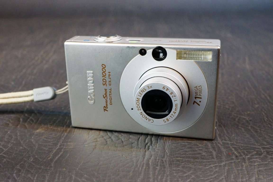 Canon PowerShot SD100 Digital ELPH 7.1MP Compact Digital Camera **Good Condition**