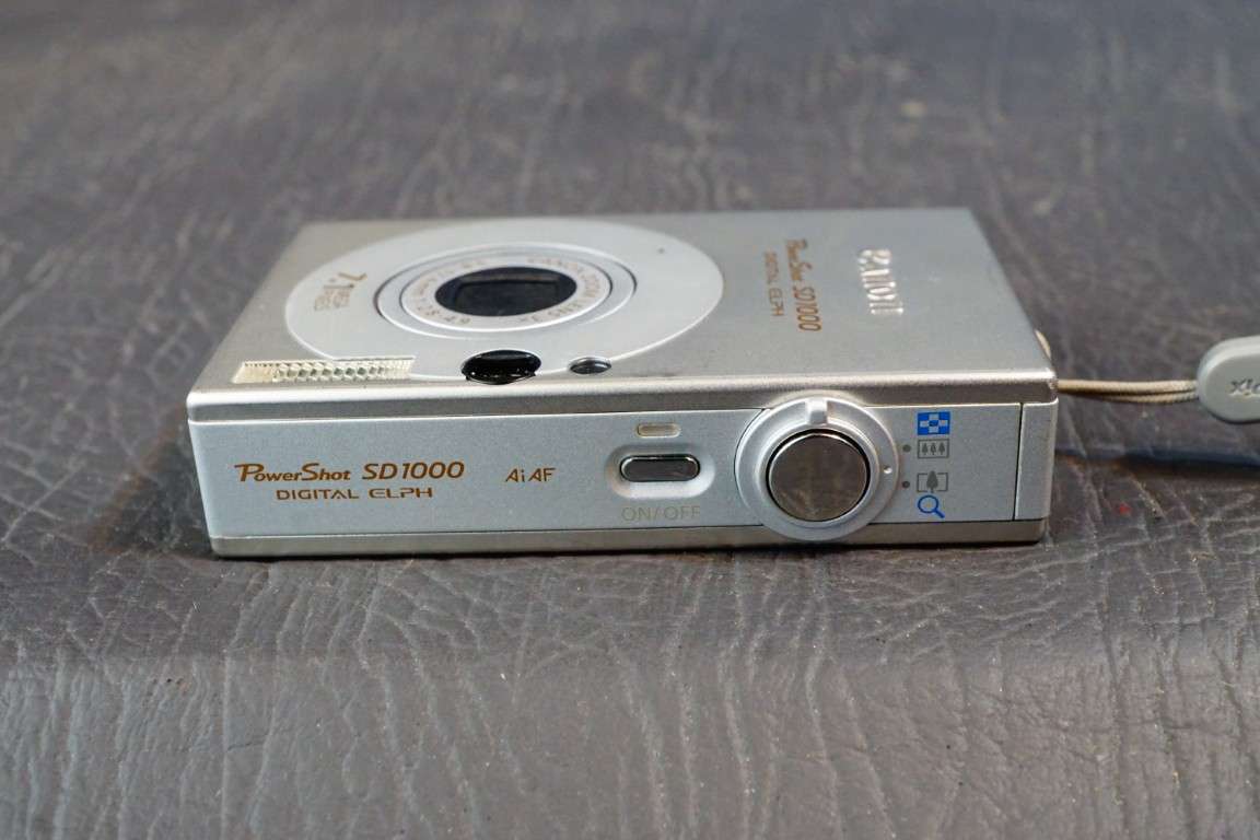 Canon PowerShot SD100 Digital ELPH 7.1MP Compact Digital Camera **Good Condition**
