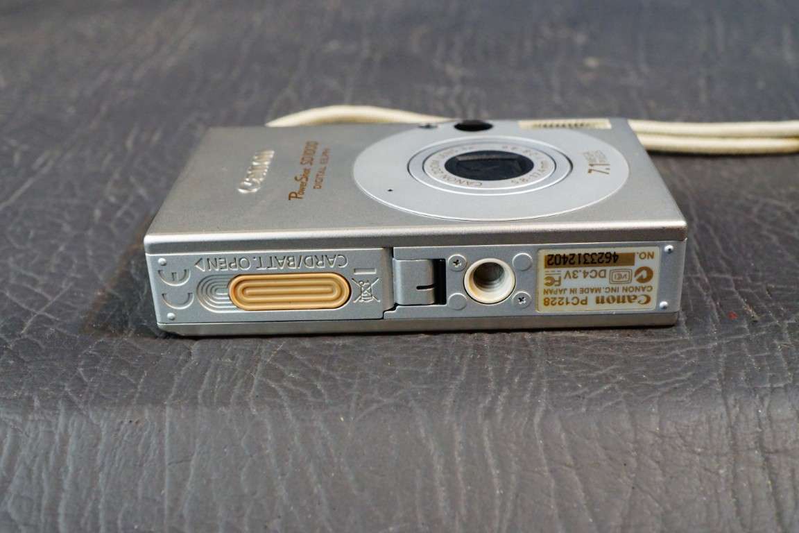 Canon PowerShot SD100 Digital ELPH 7.1MP Compact Digital Camera **Good Condition**