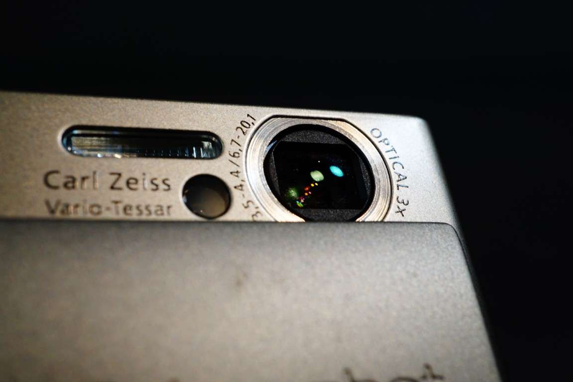 Sony Cyber-Shot DSC-T1 5.0MP Compact Digital Camera with Carl Zeiss Lens **Great Condition**