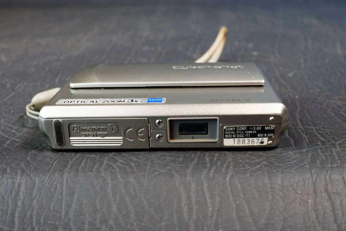 Sony Cyber-Shot DSC-T1 5.0MP Compact Digital Camera with Carl Zeiss Lens **Great Condition**