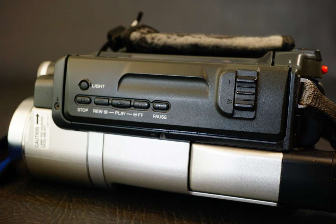 Sony CCD-TRV208E Hi8 Tape Digital Video Camera HANDYCAM Camcorder **Great Condition**