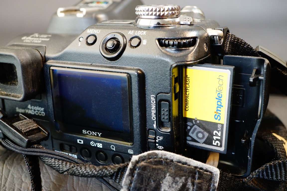 Sony Cyber-Shot DSC-F828 8.0MP Digital Camera in Box