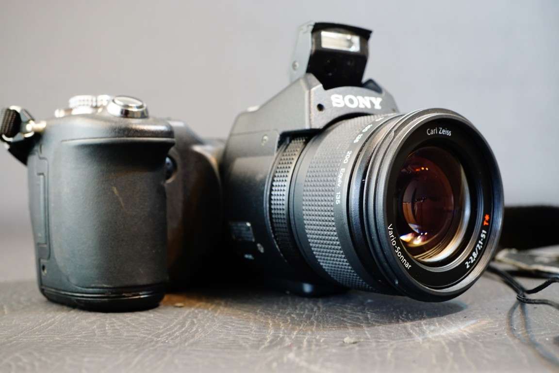 Sony Cyber-Shot DSC-F828 8.0MP Digital Camera in Box