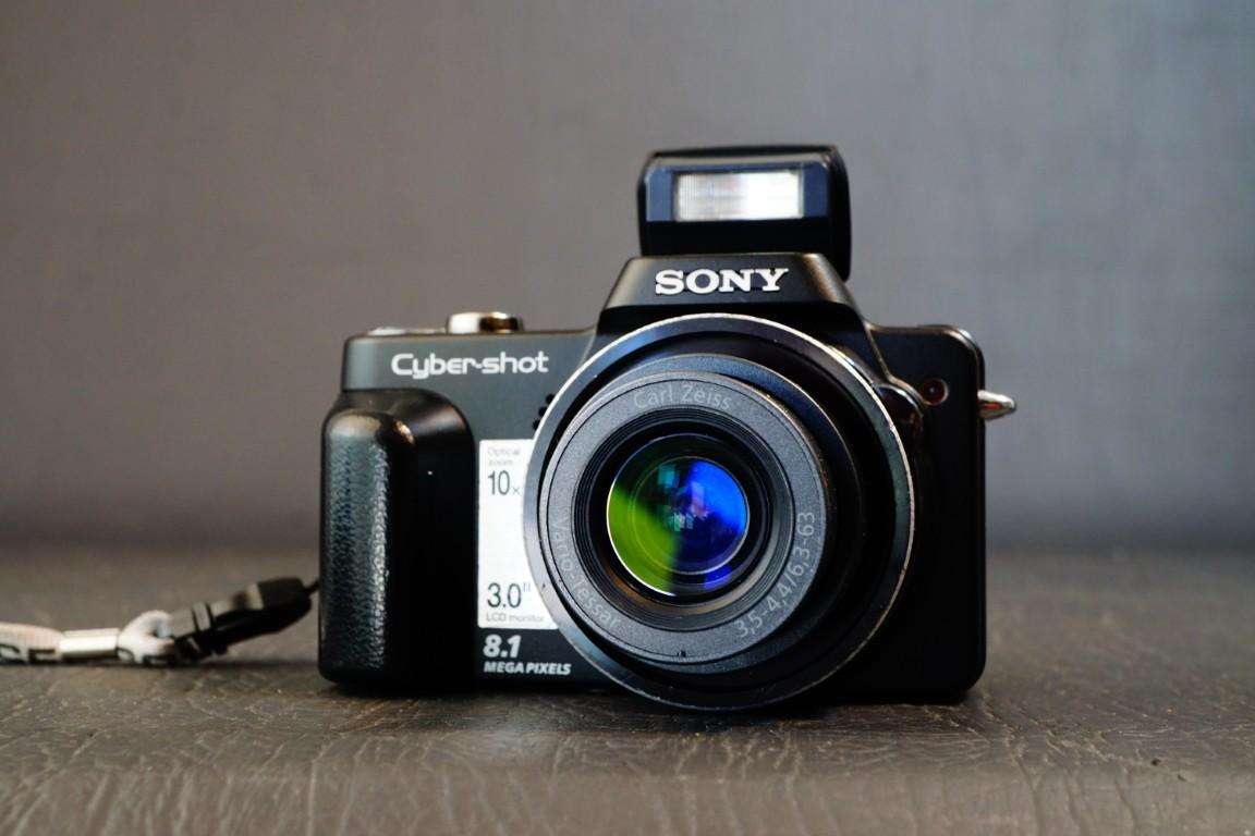 Sony Cyber-Shot DSC-H10 8.1MP Digital Camera with 10x Optical Zoom **Good Condition**