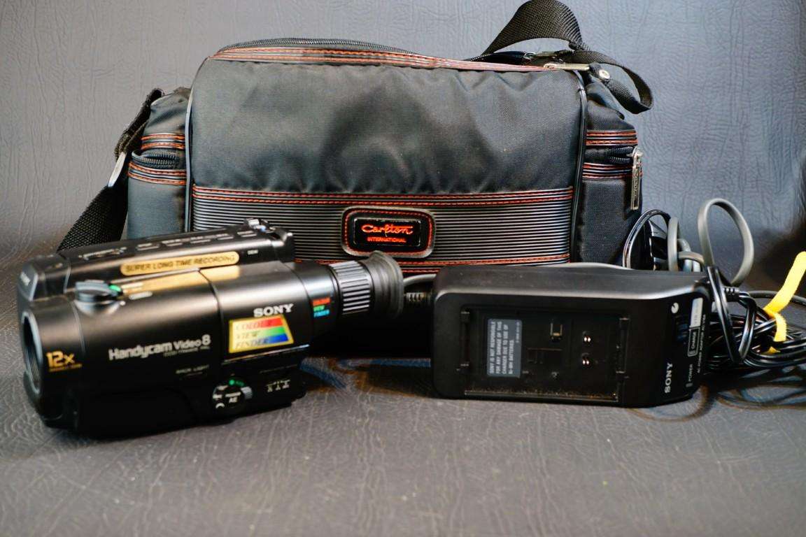 Sony CCD-TR440E Hi8 Tape Digital Video Camera HANDYCAM Camcorder **Great Condition**