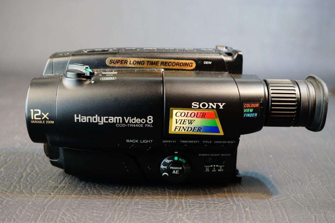 Sony CCD-TR440E Hi8 Tape Digital Video Camera HANDYCAM Camcorder **Great Condition**