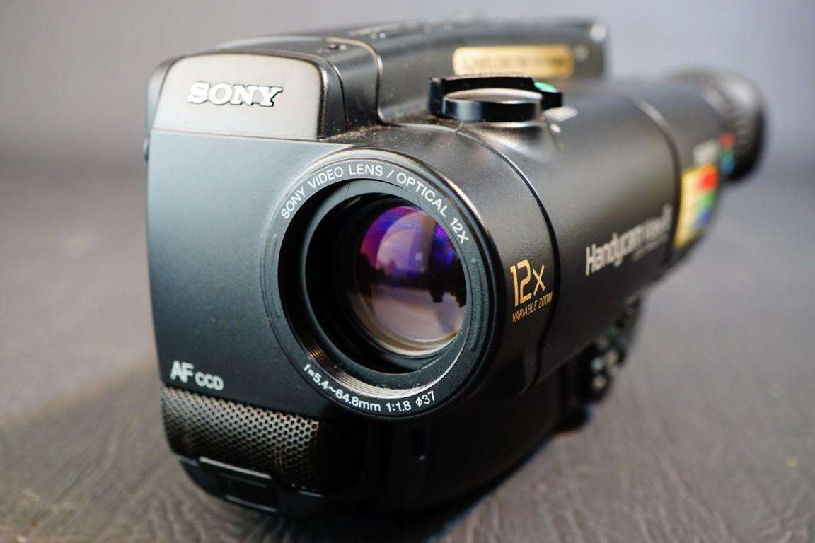 Sony CCD-TR440E Hi8 Tape Digital Video Camera HANDYCAM Camcorder **Great Condition**