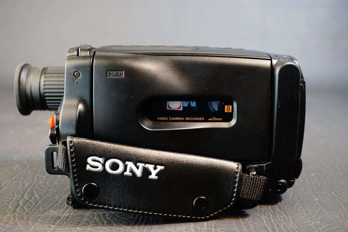 Sony CCD-TR440E Hi8 Tape Digital Video Camera HANDYCAM Camcorder **Great Condition**