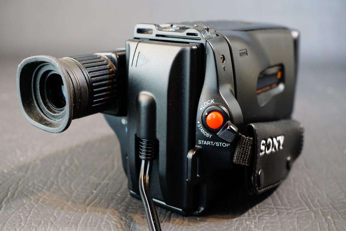 Sony CCD-TR440E Hi8 Tape Digital Video Camera HANDYCAM Camcorder **Great Condition**