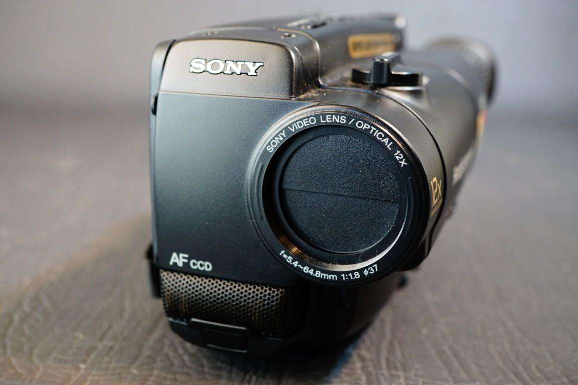 Sony CCD-TR440E Hi8 Tape Digital Video Camera HANDYCAM Camcorder **Great Condition**