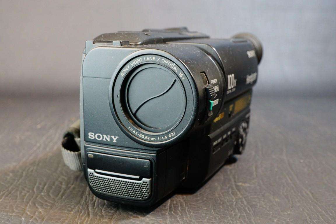 Sony CCD-TRV35E Hi8 Tape Digital Video Camera HANDYCAM Camcorder with Nightshot  **Good Condition**