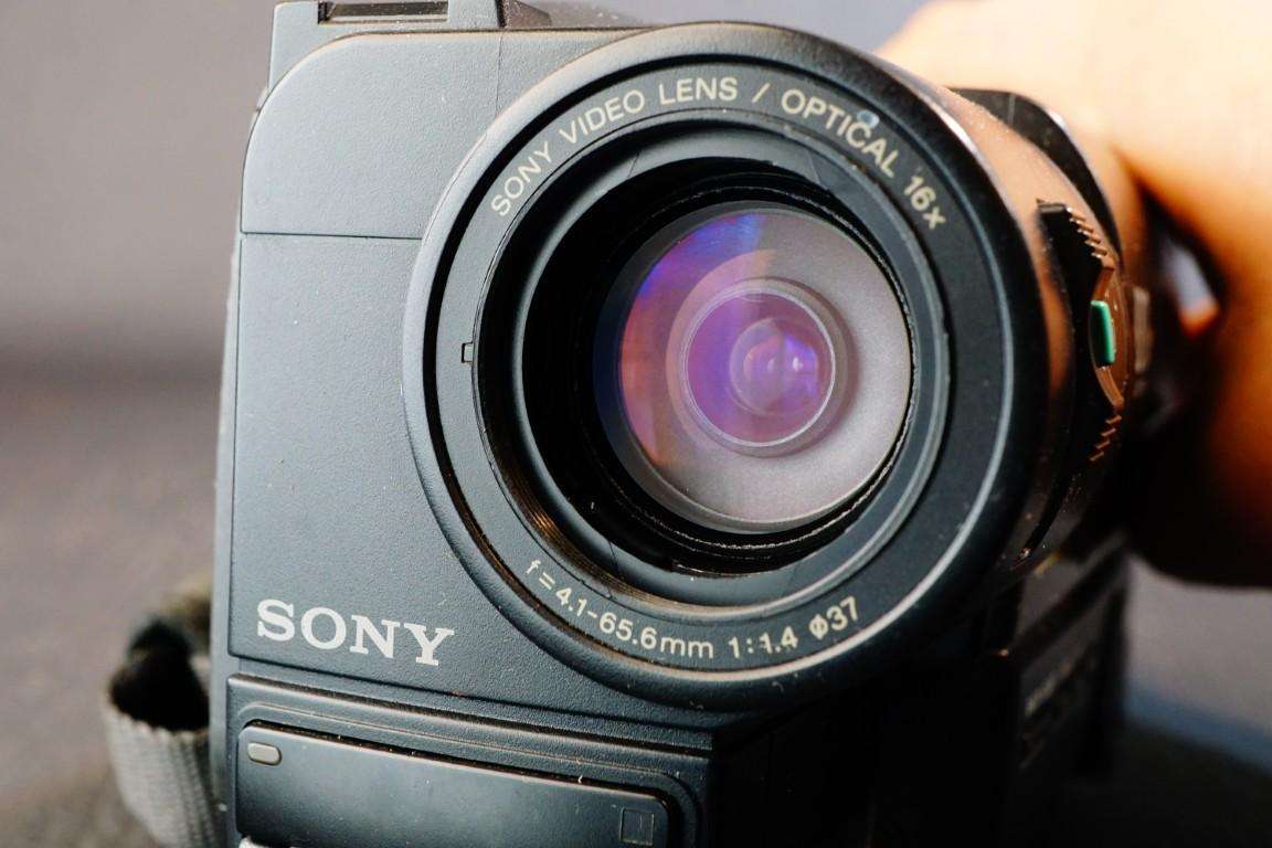 Sony CCD-TRV35E Hi8 Tape Digital Video Camera HANDYCAM Camcorder with Nightshot  **Good Condition**