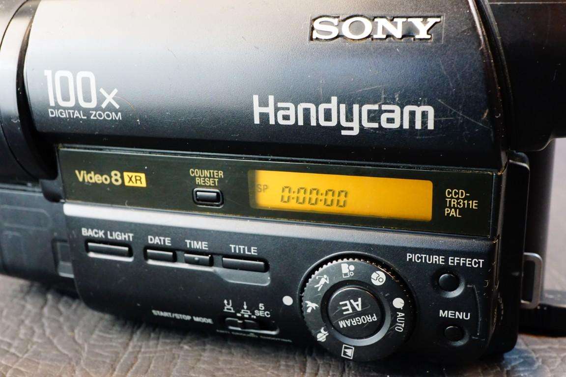 Sony CCD-TRV35E Hi8 Tape Digital Video Camera HANDYCAM Camcorder with Nightshot  **Good Condition**