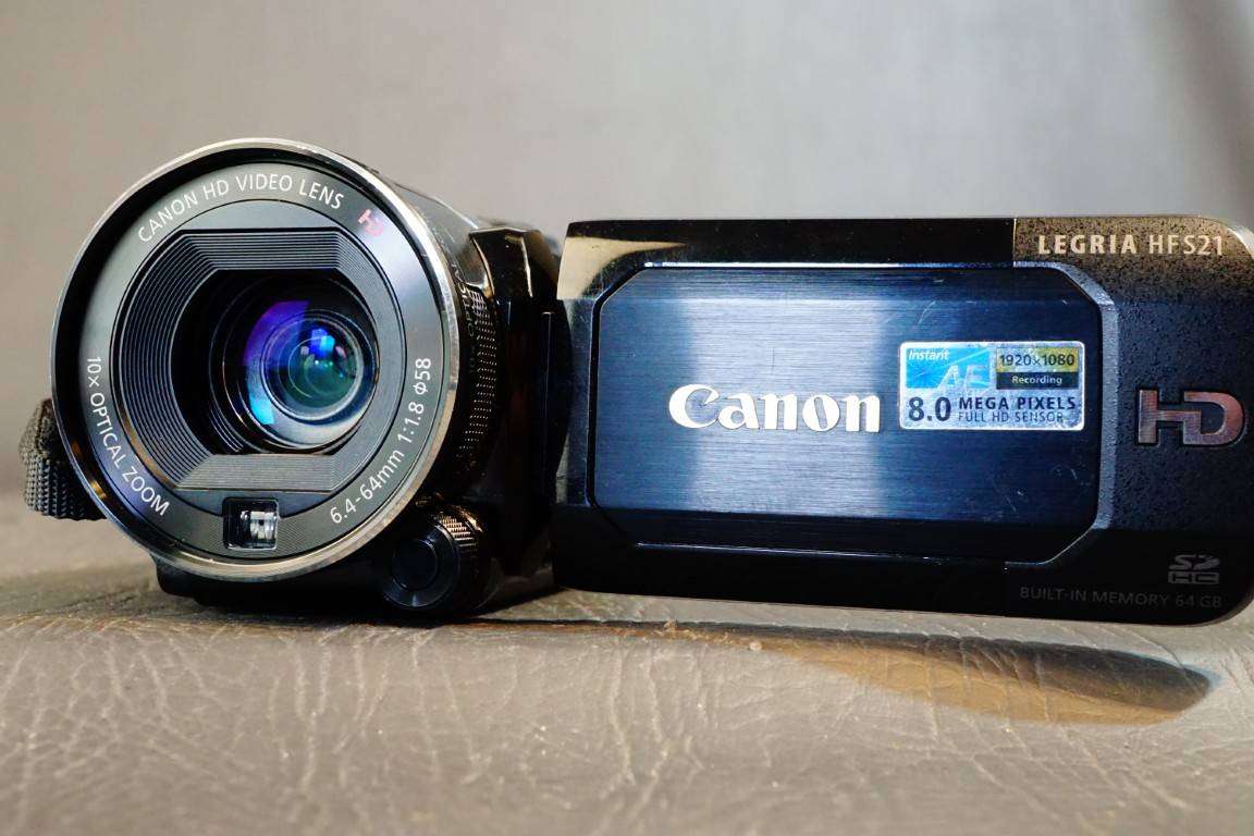Canon Legria/VIXIA HF S21 Full HD 1080p 8.59MP Handycam Camcorder Camera **Great Condition*