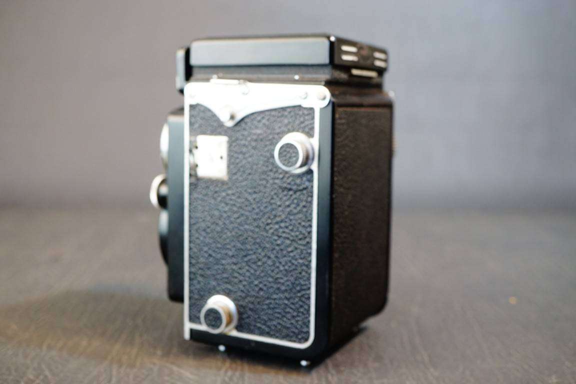 Yashica-D 6x6 TLR with Yashikor 80mm F3.5 Lens 120 Roll Film Camera **Great Condition**