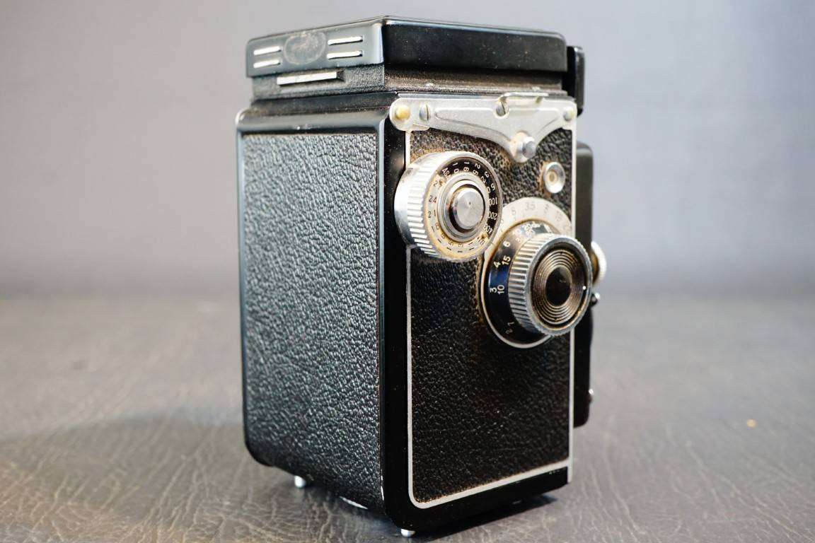 Yashica-D 6x6 TLR with Yashikor 80mm F3.5 Lens 120 Roll Film Camera **Great Condition**