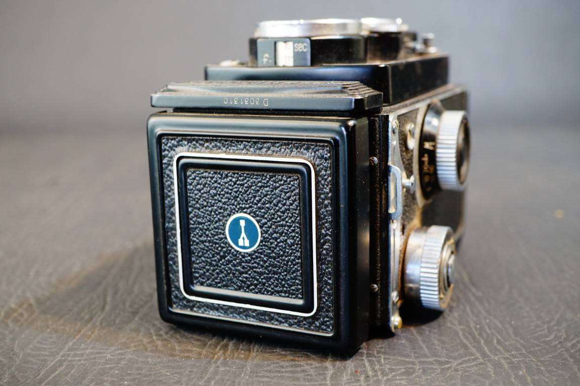 Yashica-D 6x6 TLR with Yashikor 80mm F3.5 Lens 120 Roll Film Camera **Great Condition**