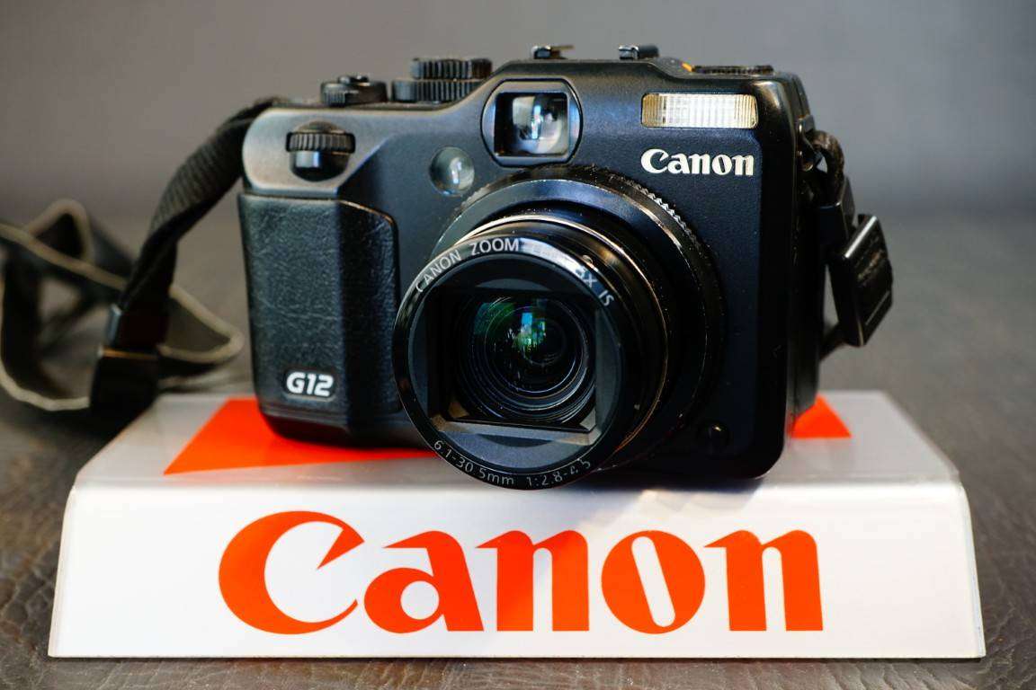 Canon PowerShot G12 10.0MP Compact Digital Digital Camera with 5X Zoom Lens **Lens Scratched**