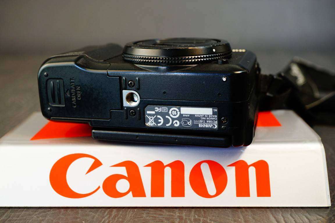 Canon PowerShot G12 10.0MP Compact Digital Digital Camera with 5X Zoom Lens **Lens Scratched**