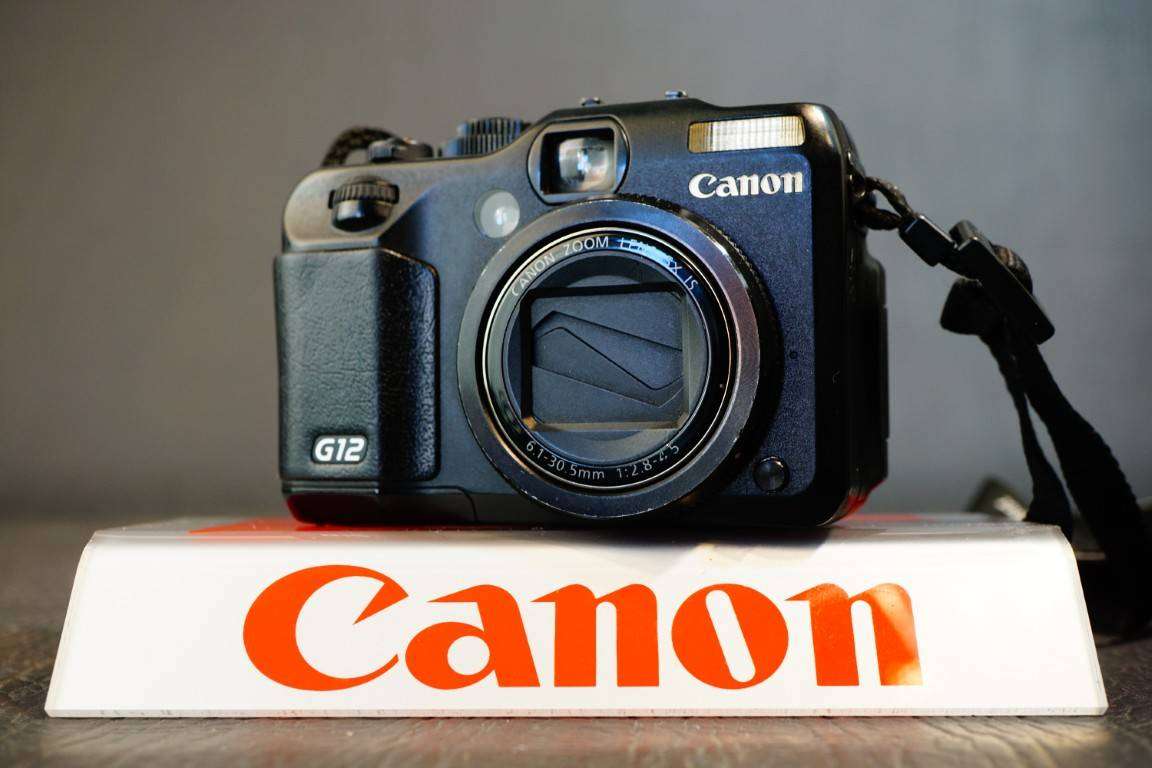 Canon PowerShot G12 10.0MP Compact Digital Digital Camera with 5X Zoom Lens **Lens Scratched**