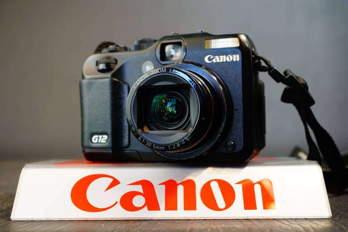 Canon PowerShot G12 10.0MP Compact Digital Digital Camera with 5X Zoom Lens **Lens Scratched**